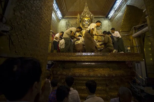 Men gather to pray inside Mahamuni Buddhist temple in Mandalay October 6, 2015. (Photo by Jorge Silva/Reuters)