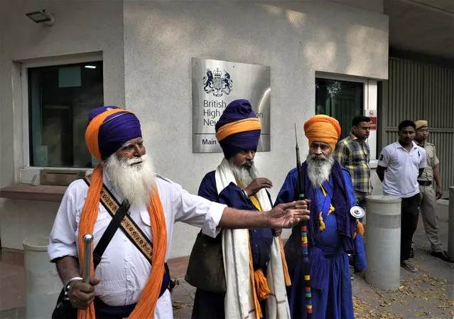 Indian Sikhs protesting against the pulling down of Indian flag from the Indian High Commission building in London gather outside the British High Commission in New Delhi, India, Monday, March 20, 2023. Footage posted on social media showed a man detach the Indian flag from a balcony of the building while a crowd of people below waving bright yellow “Khalistan” banners appeared to encourage him. London’s Metropolitan Police force said a man was arrested on suspicion of violent disorder outside the diplomatic mission on Sunday afternoon. (Photo by Manish Swarup/AP Photo)