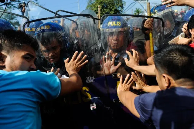 Anti APEC protestors clash with riot police as they attempt to get near the venue hosting the Asia-Pacific Economic Cooperation (APEC) Summit of Leaders on November 19, 2015 in Manila, Philippines. Security has been beefed up as Asia Pacific leaders are meeting in Manila for a summit meant to forge international cooperation from trade to anti terrorism agreements overshadowed by the Paris attacks. (Photo by Dondi Tawatao/Getty Images)