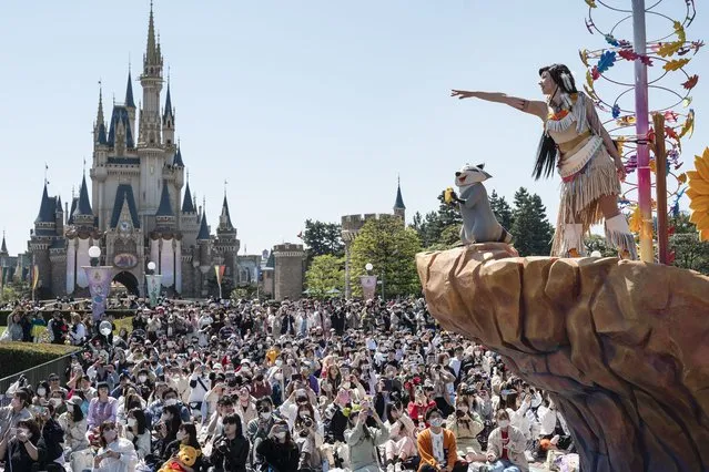 A performer (R) dressed as the character from Disney's film “Pocahontas” looks out at spectators during a new daytime parade to mark the 40th anniversary of Tokyo Disneyland in Urayasu, in suburban Tokyo on April 10, 2023. (Photo by Richard A. Brooks/AFP Photo)