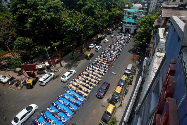 People offer prayers on a street on the third Friday of the holy fasting month of Ramadan in Mumbai, India, June 1, 2018. (Photo by Francis Mascarenhas/Reuters)