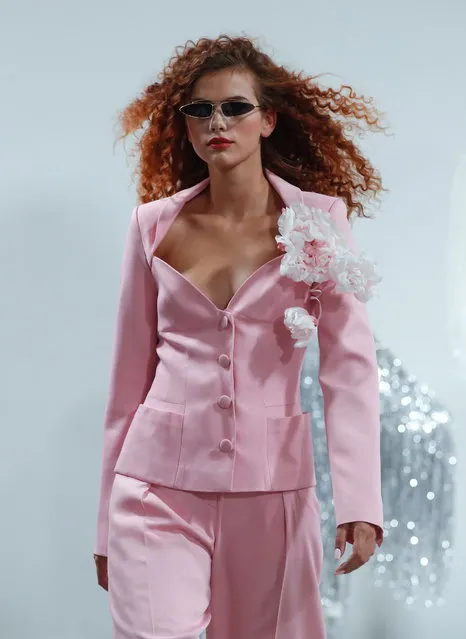 A model presents a creation by Ukrainian designer Marianna Senchina during the Ukrainian Fashion Week in Kiev, Ukraine, 01 September 2018. (Photo by Sergey Dolzhenko/EPA/EFE)