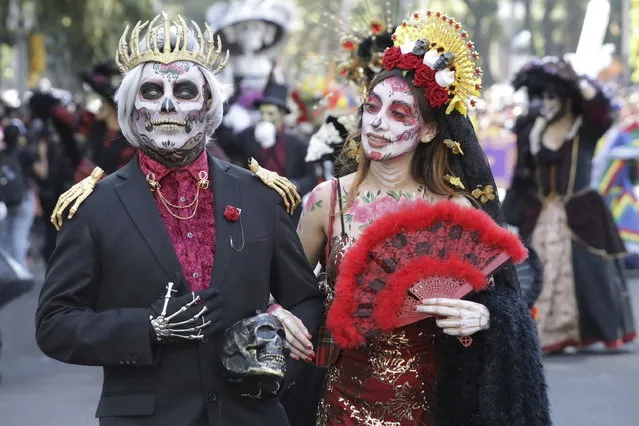 Participants take part in a James Bond-inspired Day of the Dead Parade, in Mexico City, Saturday, November 4, 2023. The Hollywood-style parade was adopted in 2016 by Mexico City to mimic a fictitious march in the 2015 James Bond movie “Spectre”. (Photo by Ginnette Riquelme/AP Photo)