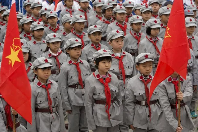 Primary school students in Red Army uniforms visit a Martyrs' Cemetery ahead of the Qingming Festival, or Tomb Sweeping Festival, in Yecheng, Xinjiang Autonomous Region, April 4, 2015. The Qingming festival, which falls on April 5 this year, is a day for the Chinese to remember and honour their ancestors. (Photo by Reuters/Stringer)