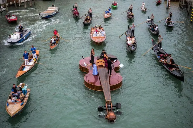 “Noah's Violin”, a giant floating violin by Venetian sculptor Livio De Marchi, makes its maiden voyage for a concert on the Grand Canal in Venice on September 18, 2021. Twelve and a half metres of wood, some of it hand-crafted, symbolizing the rebirth of Venice through art, culture and music, said the authors. The floating violin is hosting musicians from the Benedetto Marcello Conservatory playing Vivaldi. (Photo by Marco Bertorello/AFP Photo)