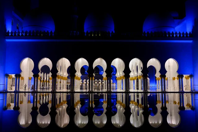 People walk through Sheikh Zayed Grand Mosque in Abu Dhabi, United Arab Emirates January 12, 2019. (Photo by Andrew Caballero-Reynolds/Pool via Reuters)