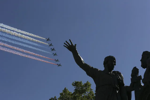 Russian military aircraft trail smoke in the colours of the Russian tricolor above the Monument to Minin and Pozharsky during the Victory Day Parade in Moscow's Red Square May 9, 2014. (Photo by Sergei Karpukhin/Reuters)