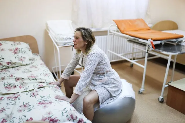 Petrol station worker, Tamara Kravchuk, 37, is in labour at the Maternity hospital after a bomb hit a building in the psychiatric hospital, only a few buildings down from the maternity hospital as Russia's invasion of Ukraine continues, in Mykolaiv, Ukraine, March 22, 2022. (Photo by Nacho Doce/Reuters)