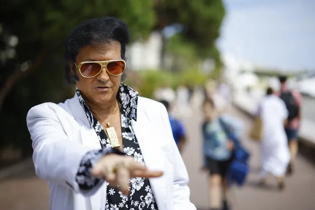 Elvis Presley impersonator Eryl Prayer poses on the Croisette ahead of the screening of the film “Elvis” Out of Competition during the 75th edition of the Cannes Film Festival in Cannes, southern France, on May 25, 2022. (Photo by Stephane Mahe/Reuters)