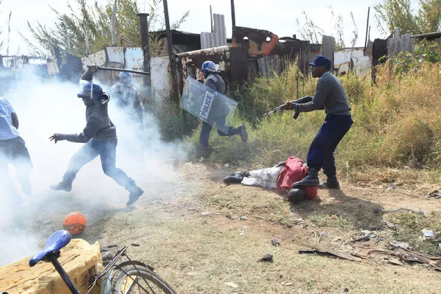 Armed Zimbabwean police battle rioters in Harare, Monday, July, 4, 2016. (Photo by Tsvangirayi Mukwazhi/AP Photo)