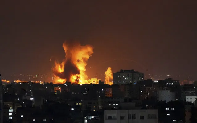 Smoke rises following Israeli airstrikes on a building in Gaza City, Friday, August 5, 2022. Palestinian officials say Israeli airstrikes on Gaza have killed several people, including a senior militant, and wounded 40 others. (Photo by Hatem Moussa/AP Photo)