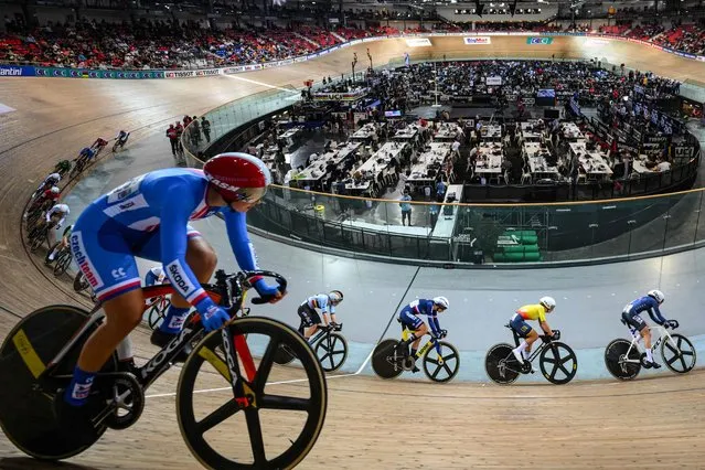 Cyclists compete in the Women's 10 km Scratch Race final during the UCI Track Cycling World Championships at the Velodrome of Saint-Quentin-en-Yvelines, southwest of Paris, on October 12, 2022. (Photo by Anne-Christine Poujoulat/AFP Photo)