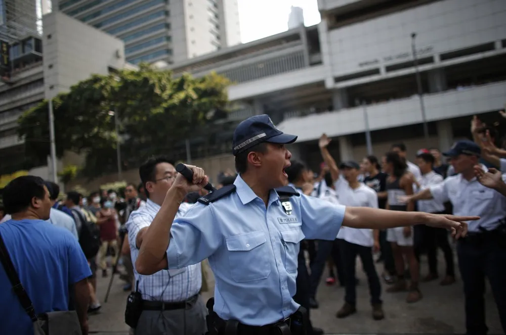 Scuffles as Protest Opponents Try to Tear Down Hong Kong Barricades