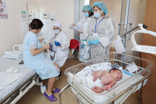 A new mother votes in the 2020 Russian constitutional referendum at the Perinatal Center at Tatarstan's Republican Clinical Hospital in Kazan, Russia on July 1, 2020. The referendum on proposed amendments to the Russian constitution is held from June 25 through July 1, 2020. (Photo by Yegor Aleyev/TASS)