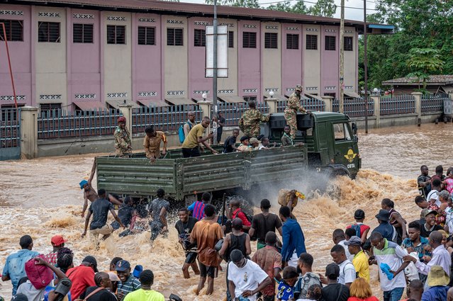 Congolese soldiers ride in a truck as it crosses a flooded road following heavy rains in the Ndjili district of Kinshasa on April 6, 2025. Heavy downpours in the Democratic Republic of Congo's capital Kinshasa have left around 30 people dead while wrecking havoc in the central African megacity, an official told AFP on April 6, 2025.
After the rain poured down overnight from Friday to Saturday, the rising water levels devastated several outlying and impoverished suburbs of the metropolis of some 17 million people. (Photo by Hardy Bope/AFP Photo)