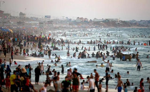 Palestinians cool off in the Mediterranean sea during a hot day in Gaza City July 15, 2016. (Photo by Mohammed Salem/Reuters)