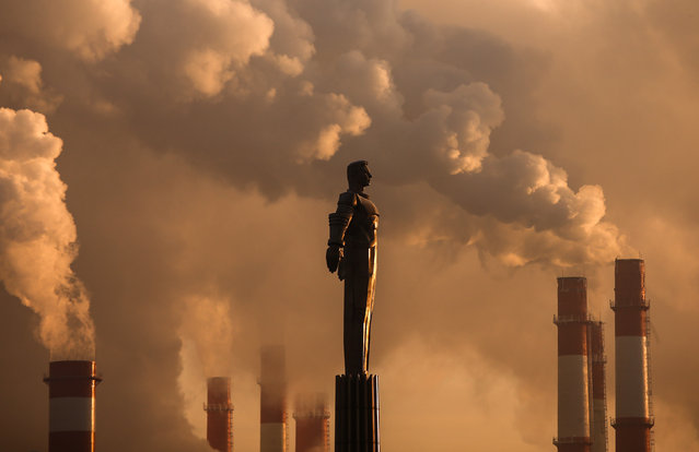 Steam rises from chimneys of a heating power plant near a monument of Soviet cosmonaut Yuri Gagarin, the first man in space, with the air temperature at about minus 17 degrees Celsius (1.4 degrees Fahrenheit), during sunset in Moscow, Russia, January 9, 2017. (Photo by Maxim Shemetov/Reuters)