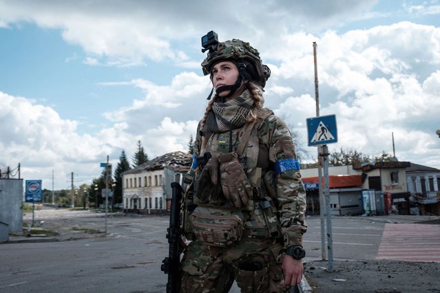 A Ukrainian soldier looks on during a patrol in the frontline city of Kupiansk, Kharkiv region, on September 24, 2022, amid the Russian invasion of Ukraine. In the northeastern town of Kupiansk, which was recaptured by Ukrainian forces, clashes continued with the Russian army entrenched on the eastern side of the Oskil River. (Photo by Yasuyoshi Chiba/AFP Photo)