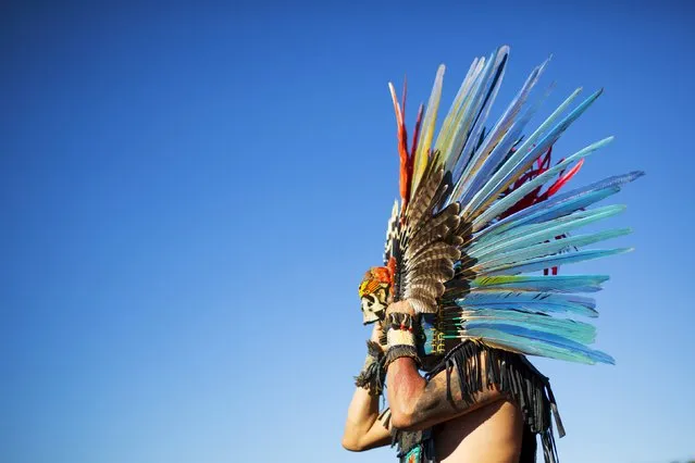 A reveller gets ready to dance during a "pow-wow" celebrating the Indigenous Peoples' Day Festival in Randalls Island, New York, October 11, 2015. (Photo by Eduardo Munoz/Reuters)