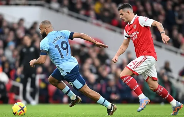 Brentford's Bryan Mbeumo (L) in action against Arsenal's Granit Xhaka (R) during the English Premier League soccer match between Arsenal London and Brentford FC in London, Britain, 11 February 2023. (Photo by Daniel Hambury/EPA)