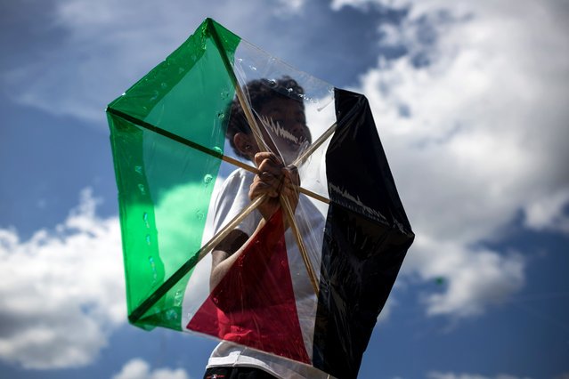 A group of people fly kites during a tribute to Palestinian children; in Caracas, Venezuela, 20 August 2025. In Petare, Venezuela's largest slum, located in eastern Caracas, hundreds of children flew kites in solidarity with Palestinian children, affected by the conflict between that territory and Israel since October 2023, when an attack by the terrorist group Hamas triggered an offensive in the Gaza Strip. (Photo by Miguel Gutierrez/EPA)