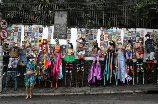 Participants of the “Perna de Pau Raquel Poti” workshop pose for a photo where the annual block party “Ceu na Terra” used to be celebrated, as Carnival celebrations have been postponed, amid the coronavirus disease (COVID-19) pandemic, in Rio de Janeiro, Brazil on February 19, 2022. (Photo by Pilar Olivares/Reuters)