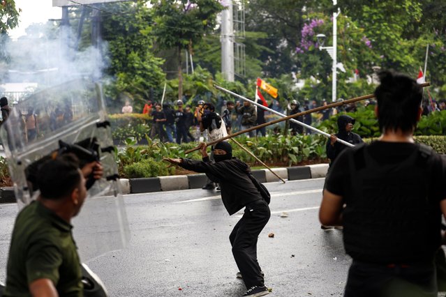 Protesters clash with the police during a protest outside the parliament building in Jakarta, Indonesia, 28 August 2025. Hundreds of protesters staged a rally against housing allowance for the parliament members. (Photo by Mast Irham/EPA)