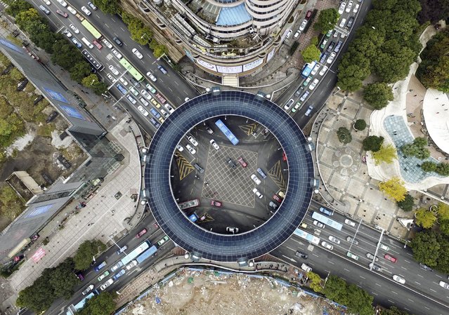 An aerial view shows cars passing below a pedestrian overpass in the shape of a circle in Guiyang, Guizhou province, China, November 28, 2015. The 20-year-old overpass, once a landmark of the city of Guiyang, will be demolished on Monday as part of the city's transportation revamp, local media reported. (Photo by Reuters/Stringer)