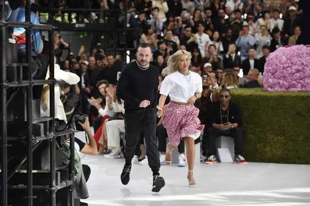 British designer Kim Jones and a guest takes to the catwalk to thank the audience after the Spring/Summer 2019 men's Collection for Christian Dior during the Paris Fashion Week, in Paris, France, 23 June 2018. The presentation of the Men's collections runs from 19 to 24 June. (Photo by Julien de Rosa/EPA/EFE)