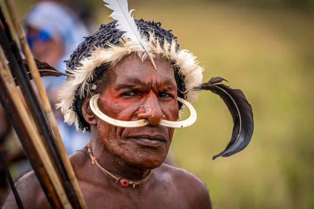 Dani warrior carrying weapons in, Western New Guinea, Indonesia, August 2016. Deep in the highlands of Western New Guinea, Indonesia, lives one of the world’s most isolated tribes. Known as the Dani people, the tribe was unwittingly discovered by American philanthropist, Richard Archbold, after an expedition in 1938. Since the mid twentieth century the Dani tribe have become well known for their unique customs and strong sense of identity as they cling to their traditional ways. One of their customs is the wearing of an unusual piece of underwear worn by males. Known as a Koteka, it is commonly referred to as a pen*s sheath. Photographer Teh Han Lin from neighbouring Singapore snapped the tribe over a four day period. (Photo by Teh Han Lin/Barcroft Images)