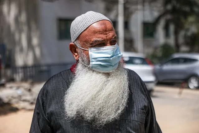 A mask-clad elderly Palestinian man is pictured in a street in Gaza city, during the coronavirus pandemic crisis, on April 29, 2021. Health authorities in Gaza said the situation concerning the coronavirus pandemic was aggravated following the emergence last month of the more contagious British variant, which fuelled a surge in cases among younger Palestinians. (Photo by Mohammed Abed/AFP Photo)