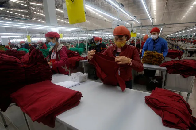 Labourers work at a garment factory in Hai Duong province, outside Hanoi, Vietnam December 28, 2016. (Photo by Reuters/Kham)