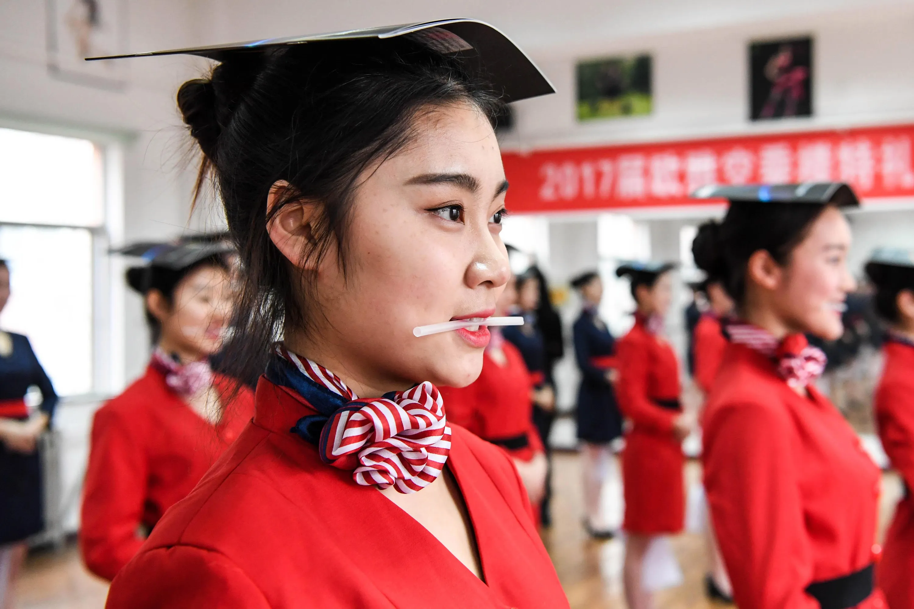 Японская школа стюардесс. Китайские стюардессы. Китайские девушки. Школа китайских стюардесс. Подготовка стюардесс в Китае.