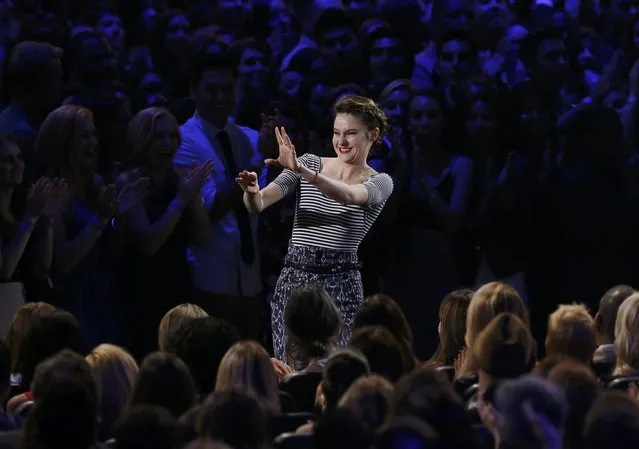 Actress Shailene Woodley celebrates with the crowd as she wins the award for Best Female Performance at the 2015 MTV Movie Awards in Los Angeles, California April 12, 2015. (Photo by Mario Anzuoni/Reuters)