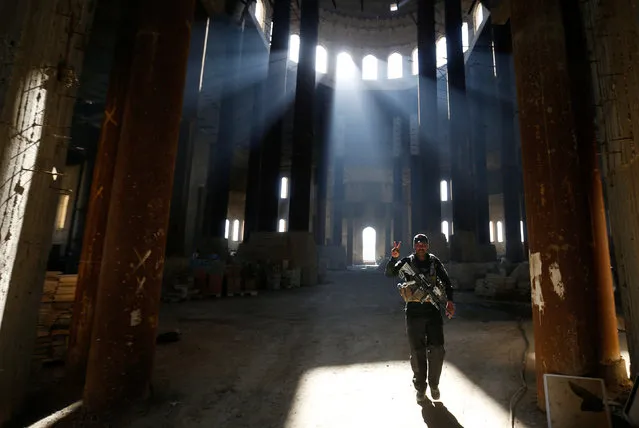 A member of Iraqi Special Operations Forces (ISOF) walks inside a mosque in al-Zirai district in Mosul, Iraq, January 19, 2017. (Photo by Muhammad Hamed/Reuters)