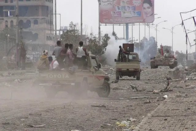 Southern Popular Resistance fighters advance along a street during fighting with Houthi fighters in Yemen's southern port city of Aden May 8, 2015. (Photo by Reuters/Stringer)