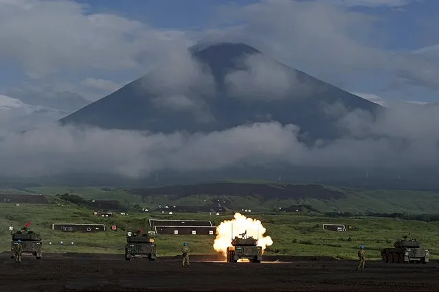 A Japan Ground Self-Defense Force battle tank fires ammunition during a live fire exercise at the foot of Mount Fuji in the Hataoka district of the East Fuji Maneuver Area on August 22, 2019 in Gotemba, Shizuoka, Japan. (Photo by Tomohiro Ohsumi/Getty Images)