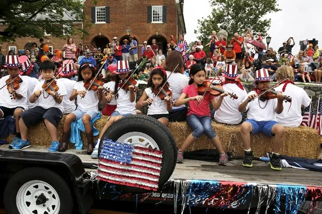 Violinists play patriotic songs during the Independence Day Parade in Fairfax, Virginia July 4, 2015. (Photo by Jonathan Ernst/Reuters)