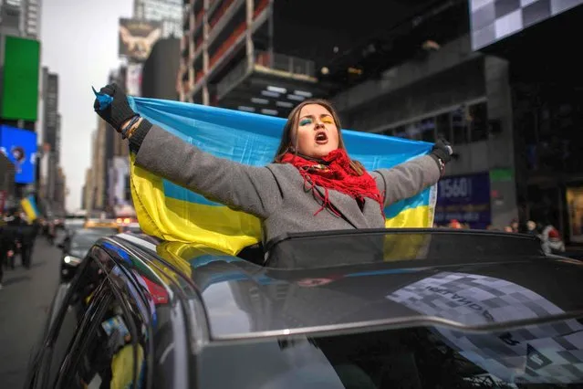 Members and supporters of the Ukrainian community attend a protest against the Russian invasion and call for a no-fly zone, in Times Square, New York, on March 5, 2022. (Photo by Ed Jones/AFP Photo)