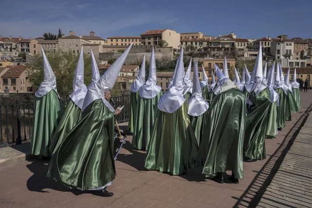 Penitents from “Virgen de la Esperanza” brotherhood attend a procession in Zamora, Spain, Thursday, April 14, 2022. (Photo by Bernat Armangue/AP Photo)