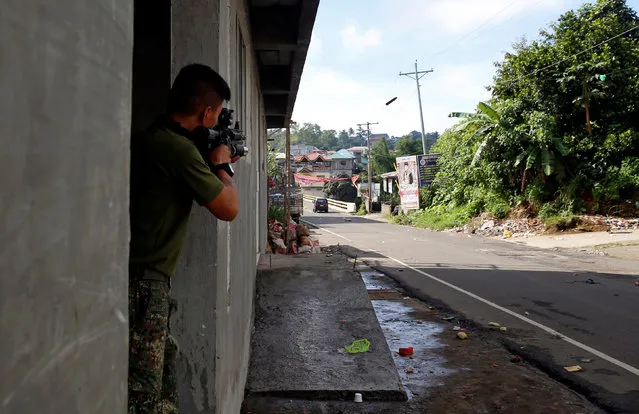 A Philippine Marine fires a weapon towards the stronghold of Maute group in Marawi City in southern Philippines May 30, 2017. (Photo by Erik De Castro/Reuters)