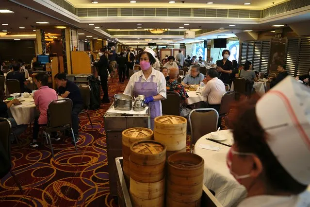 People sit down for lunch in a restaurant in Hong Kong, Thursday , May 5, 2022. (Photo by Kin Cheung/AP Photo)