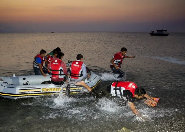 Pakistani migrants run in panic off a dinghy as they arrive at a beach on the Greek island of Kos, after crossing a part of the Aegean sea from Turkey, August 10, 2015. United Nations refugee agency (UNHCR) called on Greece to take control of the “total chaos” on Mediterranean islands, where thousands of migrants have landed. About 124,000 have arrived this year by sea, many via Turkey, according to Vincent Cochetel, UNHCR director for Europe. (Photo by Yannis Behrakis/Reuters)