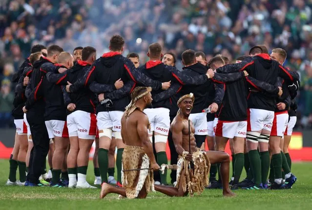 General view of performers as Wales players huddle before the South Africa v Wales match, Free State Stadium, Bloemfontein, South Africa on July 9, 2022. (Photo by Siphiwe Sibeko/Reuters)