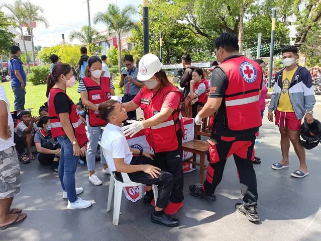 A handout photo made available by the Philippine Red Cross (PRC) shows rescuers providing medical attention to a wounded villager following an earthquake in Bangued, Abra province, Philippines, 27 July 2022. A strong quake with a 7.3 magnitude intensity that jolted Abra province in the main island of Luzon was registered by Philippine Institute of Volcanology and Seismology. (Photo by Philippine Red Cross (PRC)/EPA/EFE)
