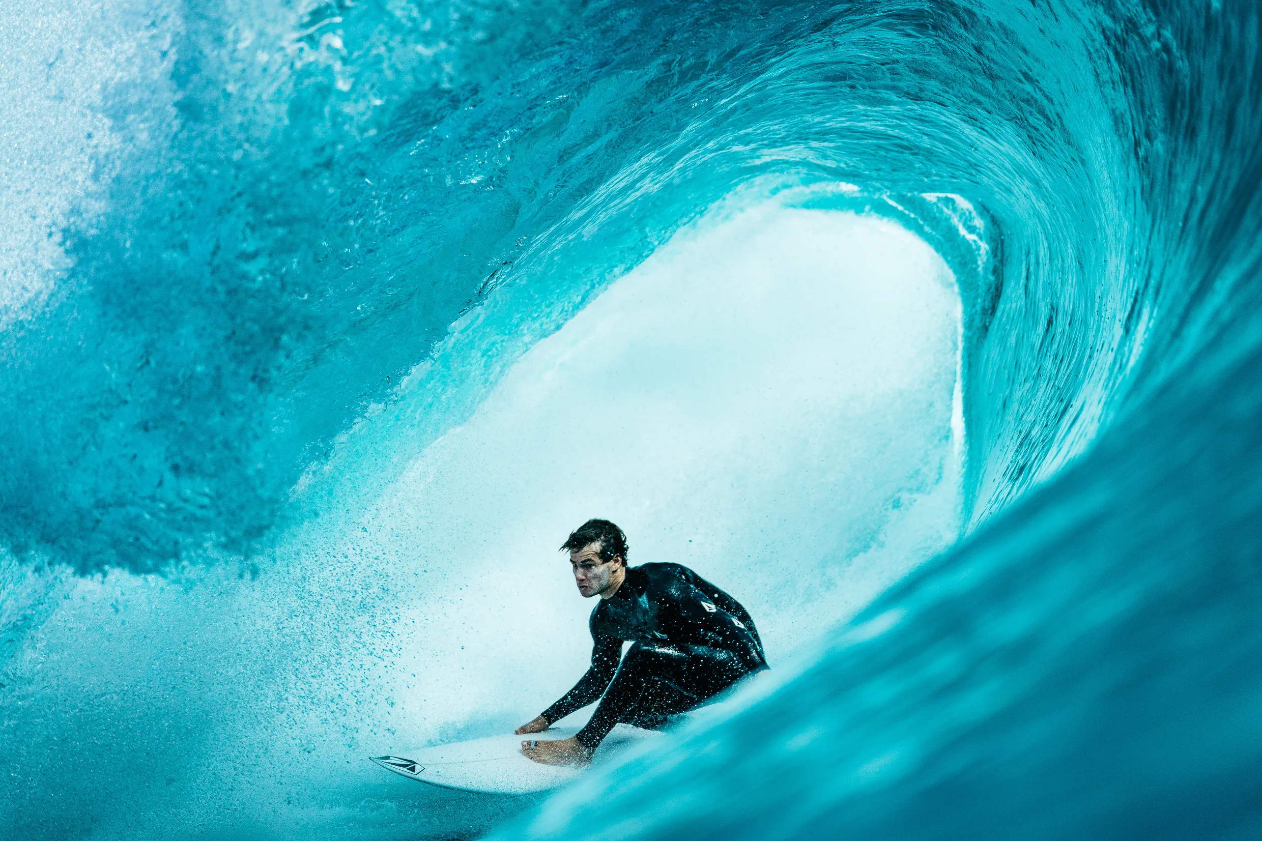 Волны между людьми. Джек Робинсон серфер. Фотограф на фоне сёрфинга. Крутые снимки. Лучшее фото.