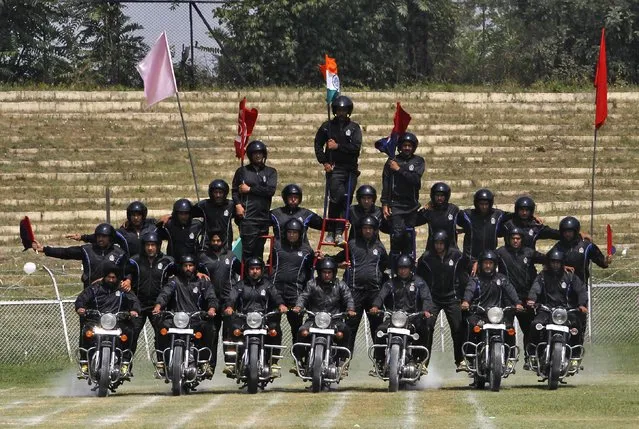 Kashmiri policemen, on motorcycles, perform a stunt during India's Independence Day celebrations in Srinagar August 15, 2014. (Photo by Danish Ismail/Reuters)