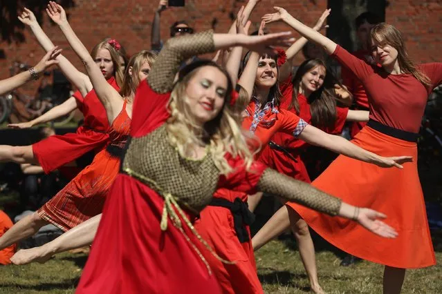 Both men and women dressed as singer Kate Bush from her 1978 video to her song “Wuthering Heights” dance in a brief rehearsal before seeking to create a new world's record for the most people dancing in costume to the song at once at Tempelhofer Feld park on July 16, 2016 in Berlin, Germany. (Photo by Sean Gallup/Getty Images)