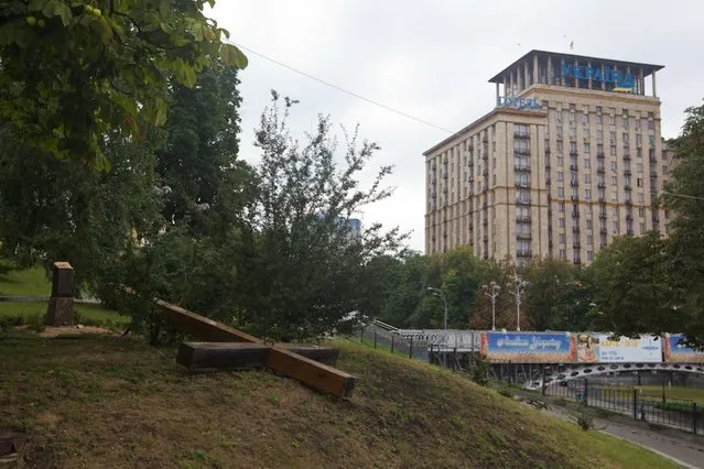 Ukraine FEMEN-activist Cuts Down Cross in Russian Female Punk Rock Band Protest