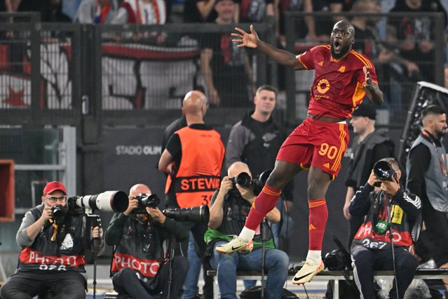 Roma's Belgian midfielder #90 Romelu Lukaku celebrates after scoring the team's second goal during the UEFA Europa League Group G day 3 football match between AS Roma and Slavia Prague at the Olympic stadium on October 26, 2023 in Rome. (Photo by Alberto Pizzoli/AFP Photo)